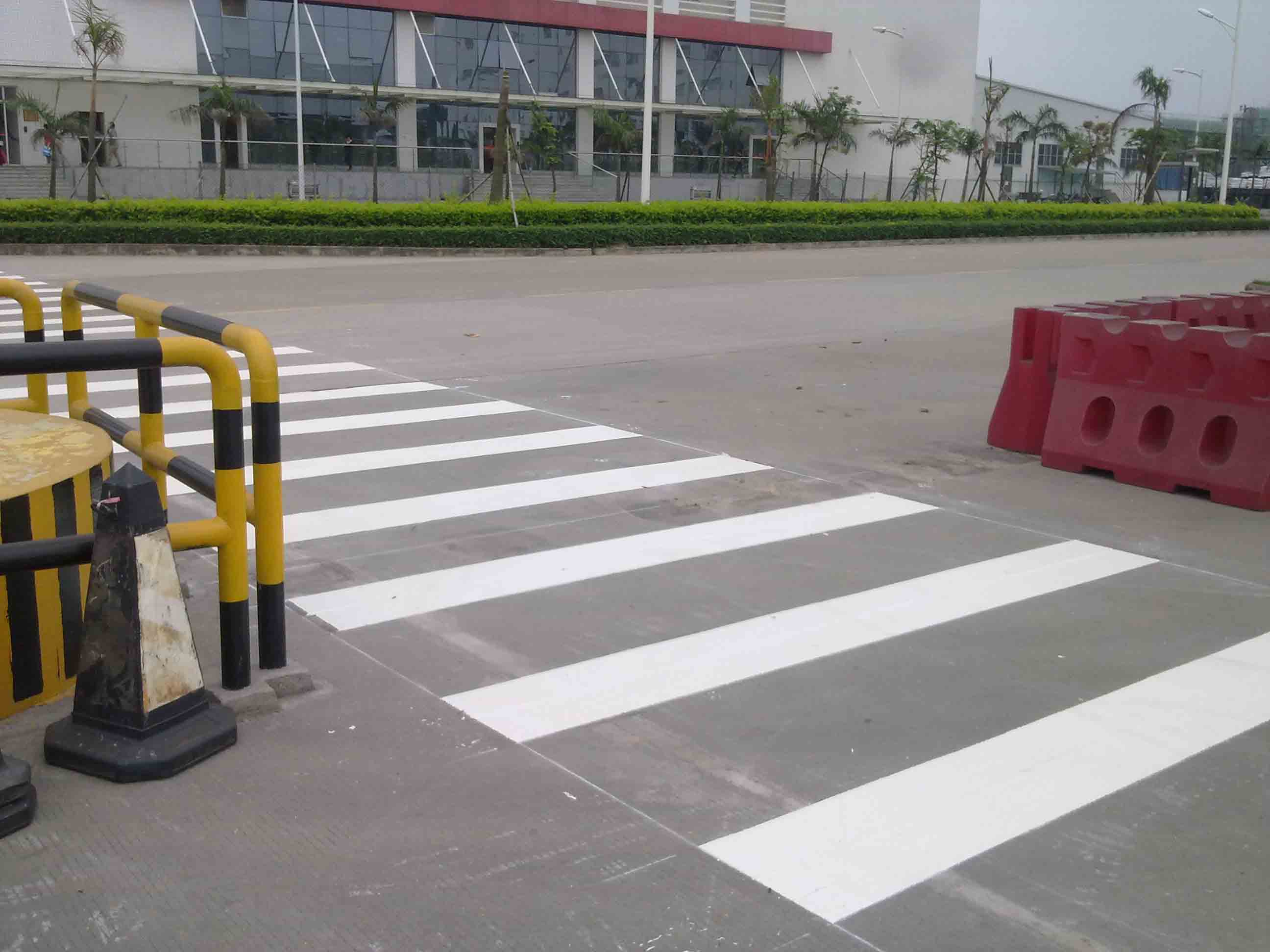 工廠交通安全設(shè)施全面升級 道路劃線、標(biāo)牌安裝與限速管理實踐案例